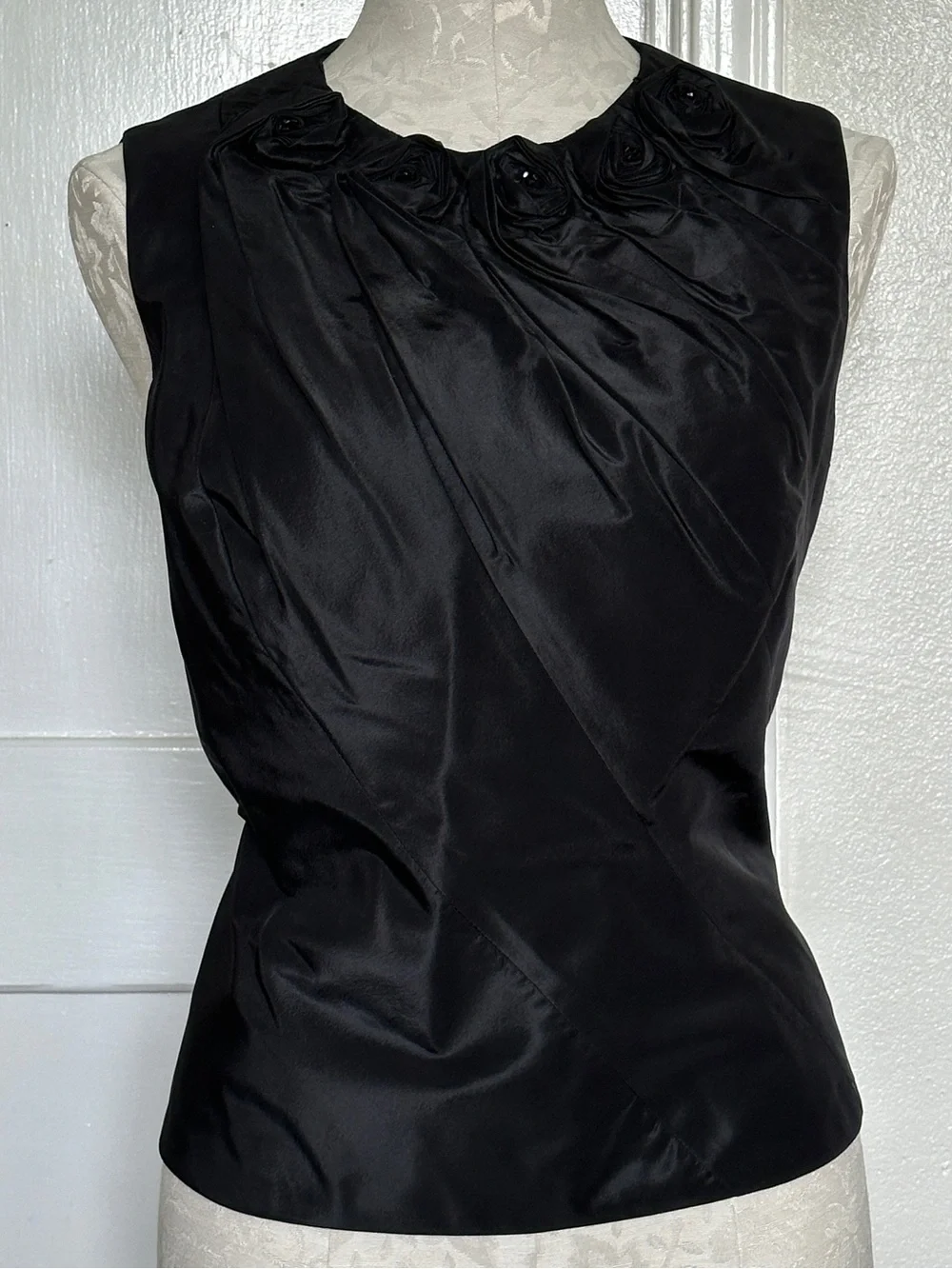 Carmen Marc Valvo Collection Black Silk Rosette Sleeveless Blouse Top Size 14 - Picture 2 of 13